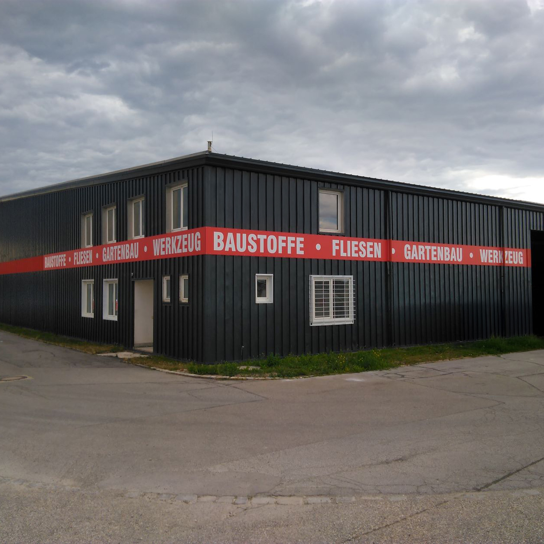 Wetterfestes Fassadenschild mit brillanter Farbwiedergabe im Außenbereich