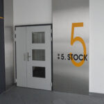 Konturgeschnittene Plotterschrift als Gebäudebeschriftung