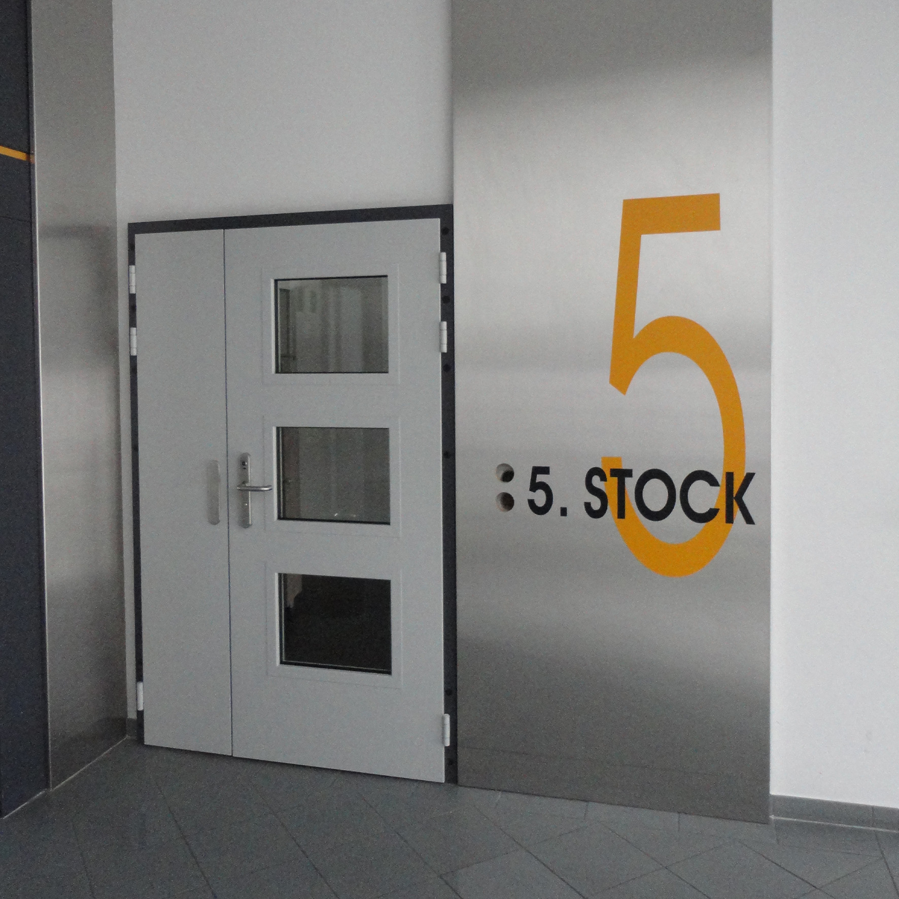 Konturgeschnittene Plotterschrift als Gebäudebeschriftung