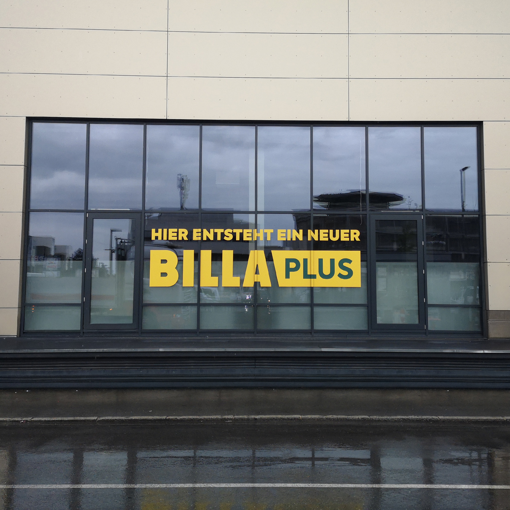 Fassadenbeschriftung mit Firmenlogo als Folienschnitt