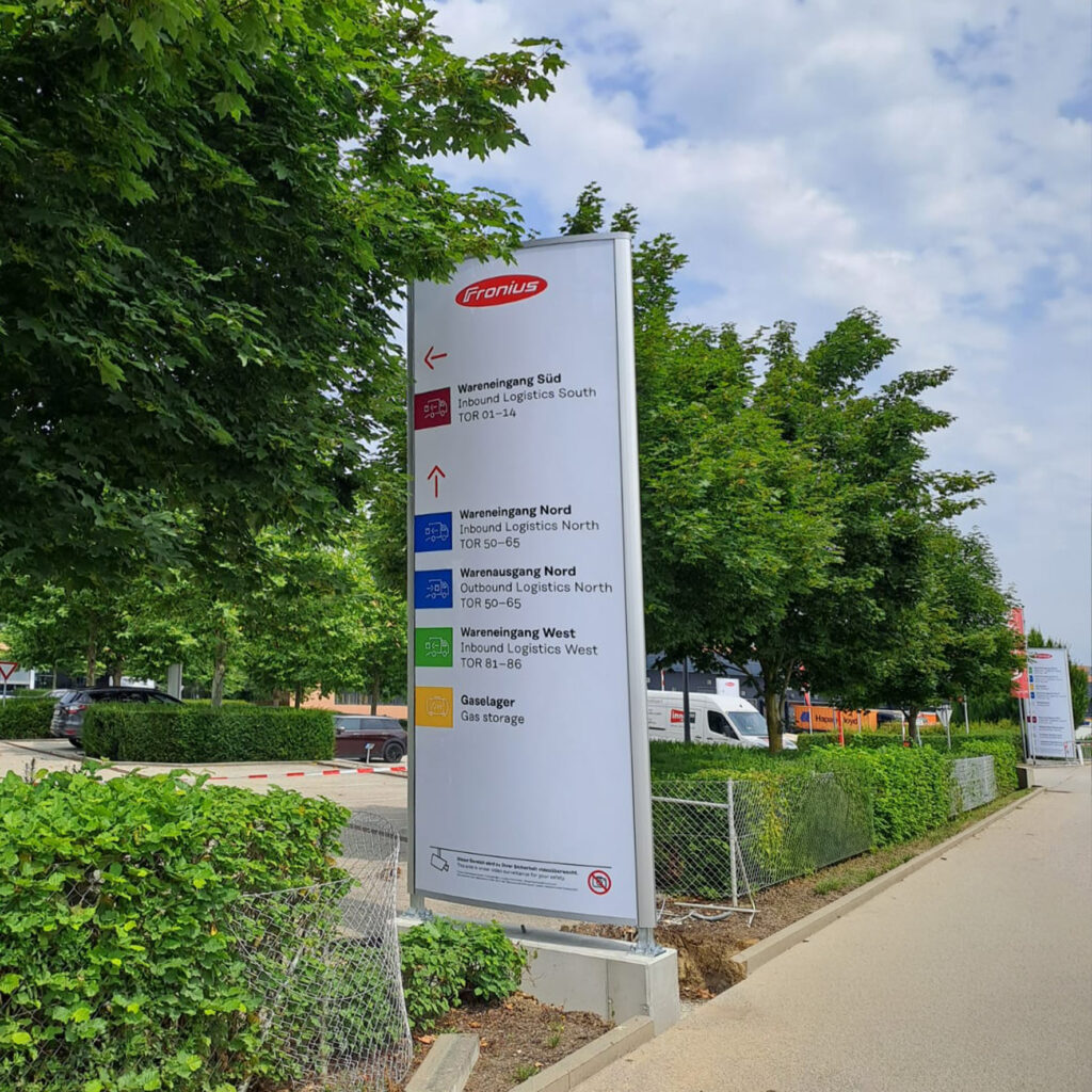 Beleuchteter Werbepylon mit geschwungener Acrylfront für Unternehmen