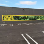 Frontlit-Fassadenbespannung mit Druckmotiv an Firmengebäude