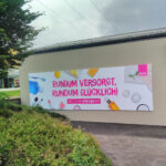 Großformatige blickdichte Fassadenbespannung auf Firmengebäude