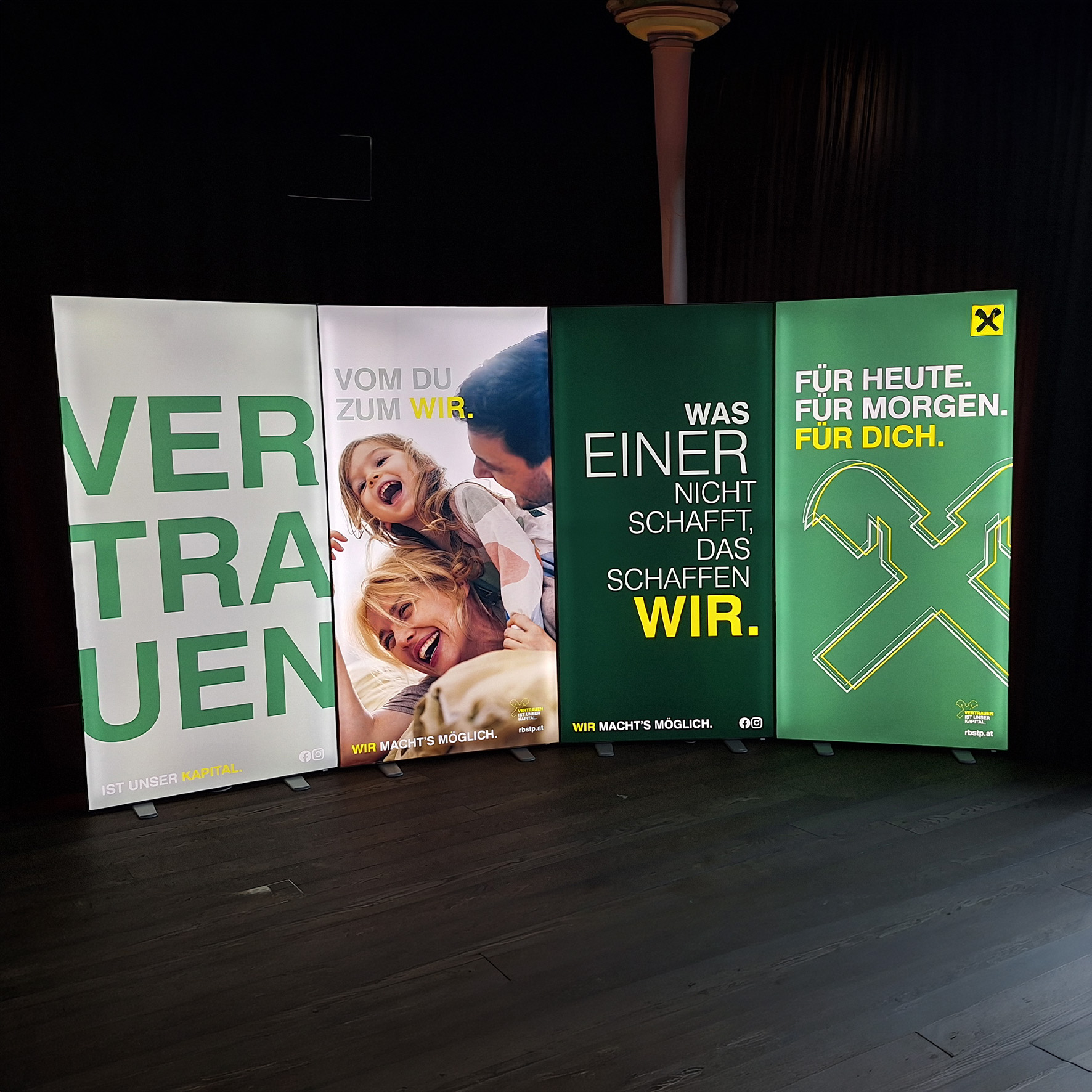 Freistehender Textilrahmen mit integrierter LED-Beleuchtung