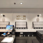 Leichte Fräsbuchstaben aus Hartschaum an einer Wand verklebt