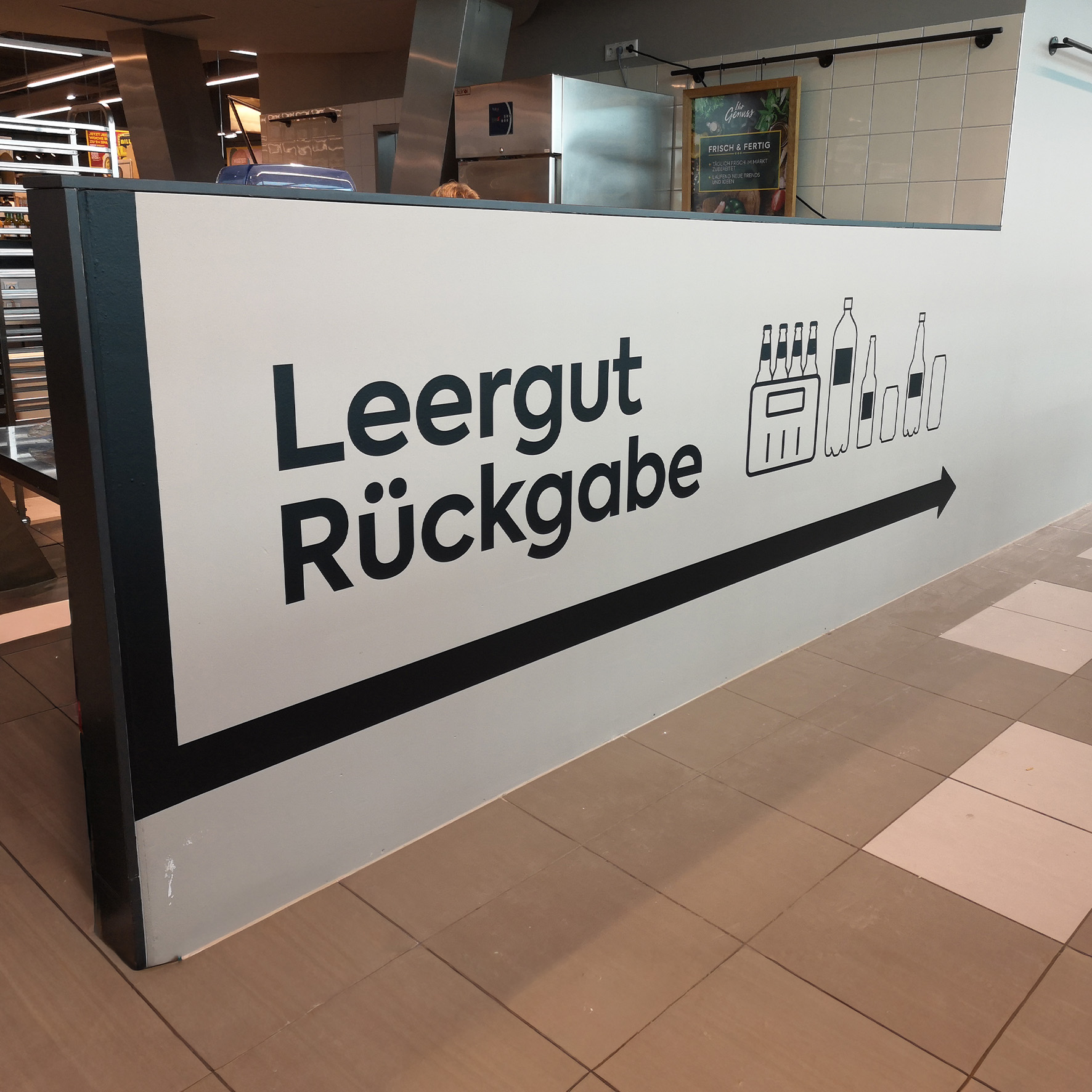 Bedruckte Folie als Wegweiser im Innenbereich