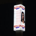 Leuchtschild aus Acrylglas bei Nacht