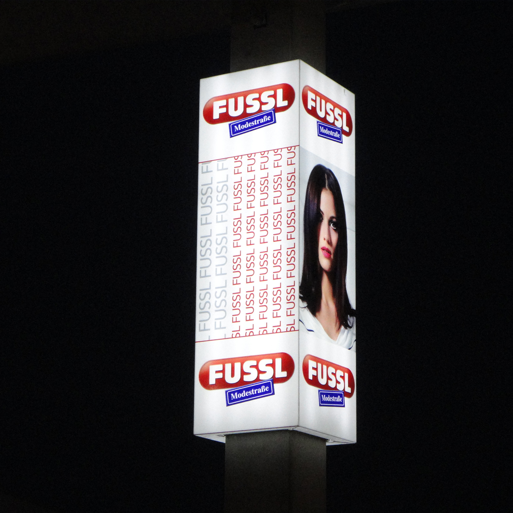 Leuchtschild aus Acrylglas bei Nacht