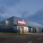 Spanntuch-Leuchtschild mit strahlender Beleuchtung im Dunkeln