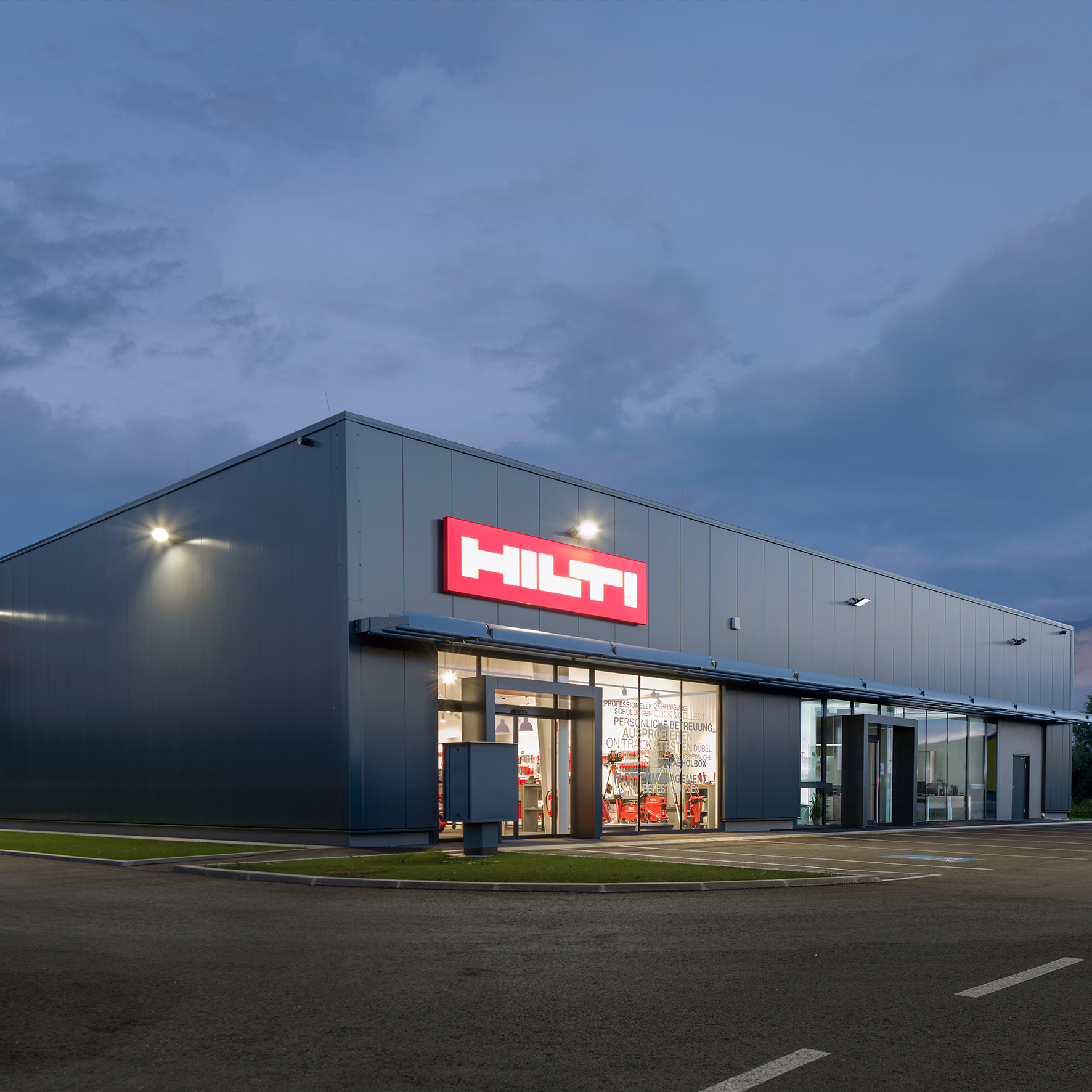 Spanntuch-Leuchtschild mit strahlender Beleuchtung im Dunkeln