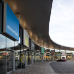 Bedrucktes LED-Leuchtschild an Fassade bei Dämmerung