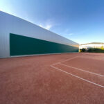 Durchgefärbte Mesh-Plane in Grün als dekorative Fassadenverkleidung