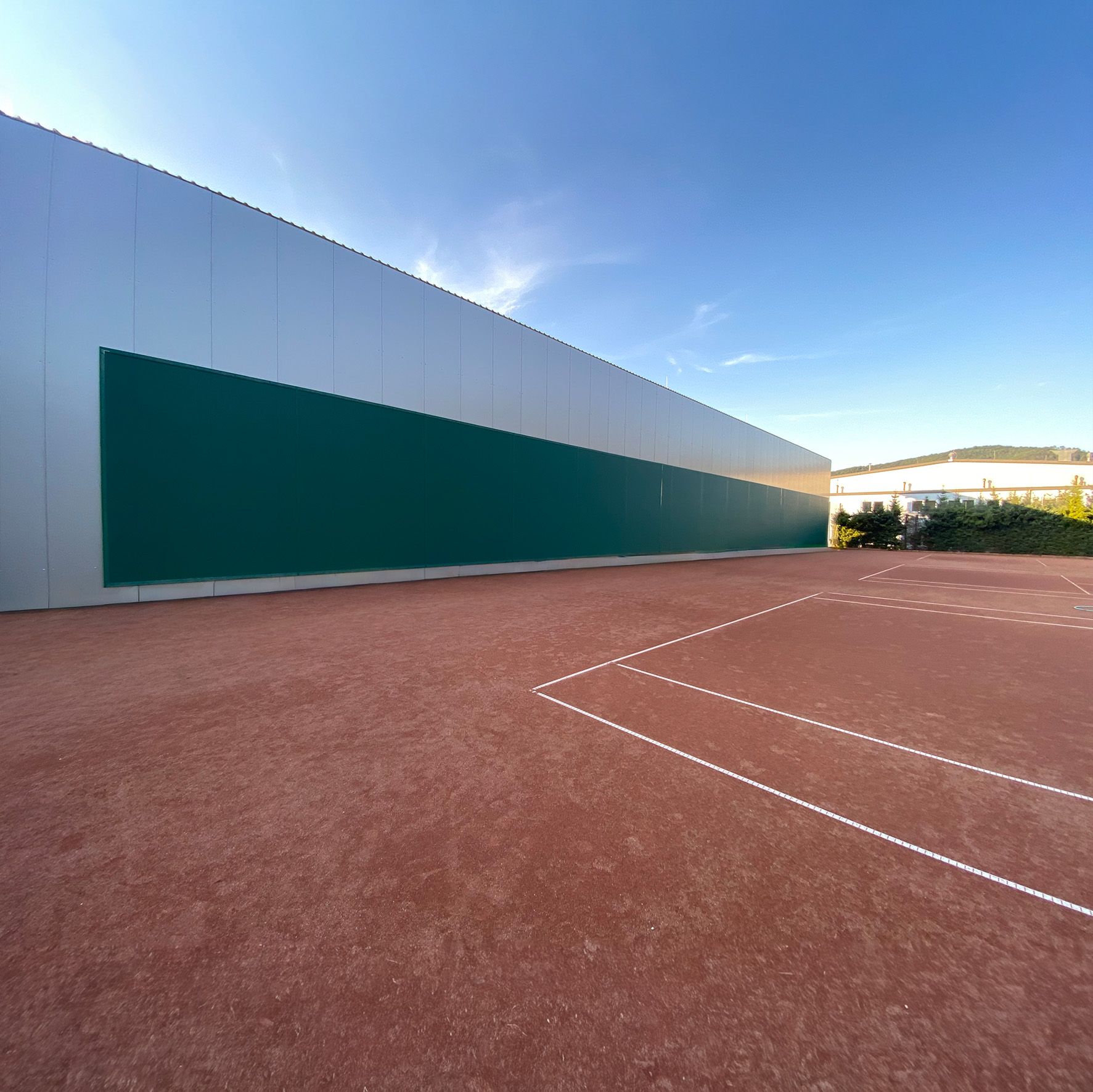 Durchgefärbte Mesh-Plane in Grün als dekorative Fassadenverkleidung