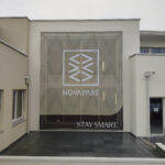 Großformatige, winddurchlässige Fassadenbespannung aus Mesh-Gewebe