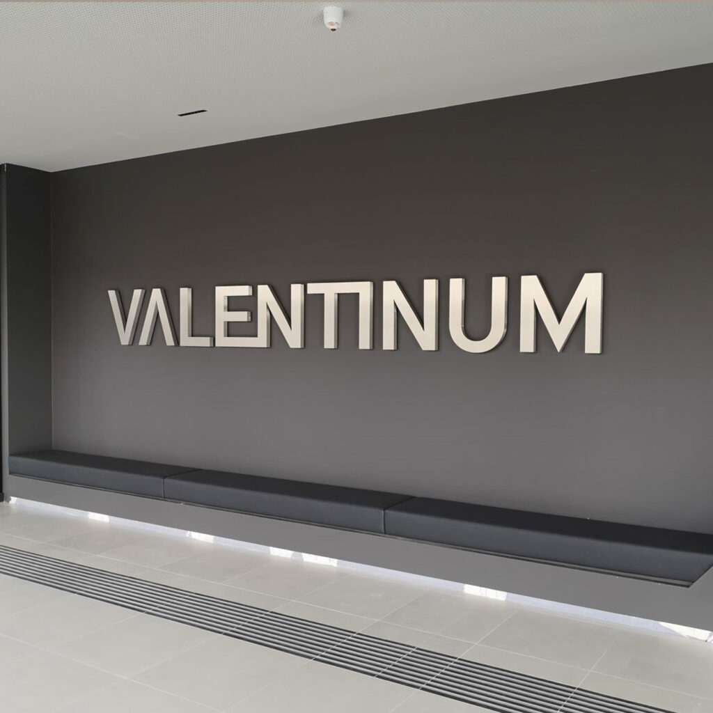 Wand mit großformatigen Metallbuchstaben als Beschriftung