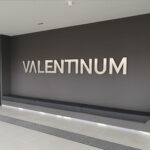 Wand mit großformatigen Metallbuchstaben als Beschriftung