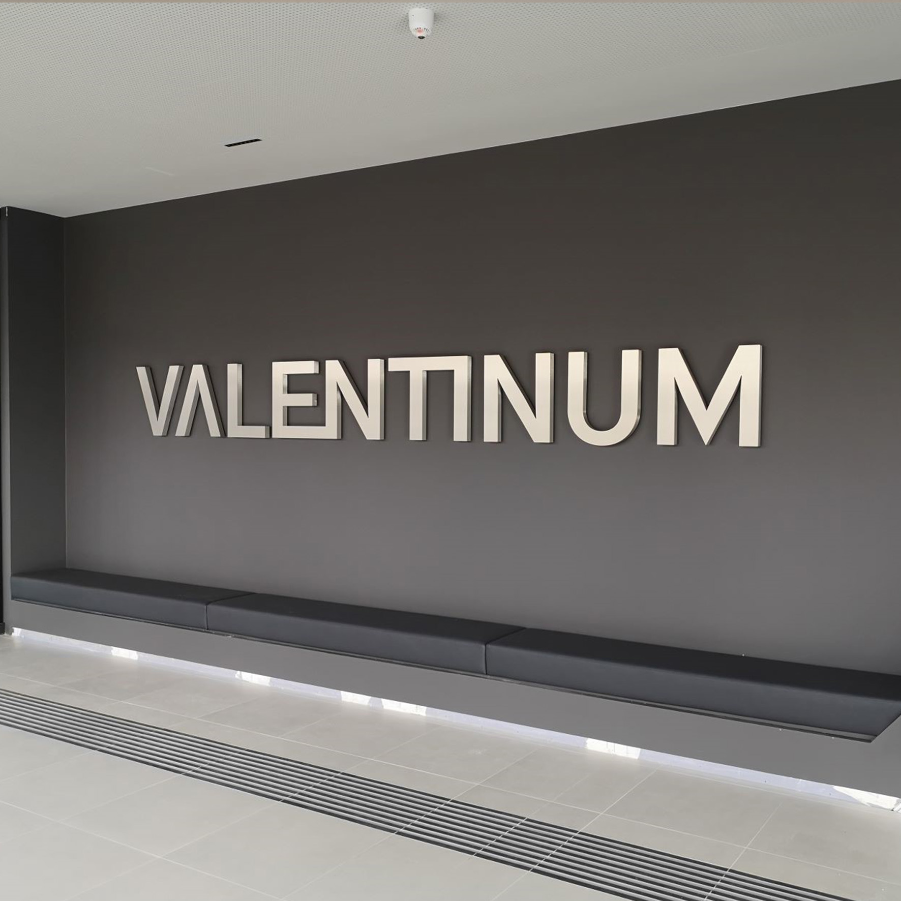 Wand mit großformatigen Metallbuchstaben als Beschriftung