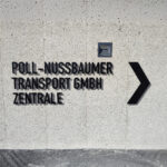 Lackierte Metallbuchstaben in schwarz für Fassadenbeschriftung