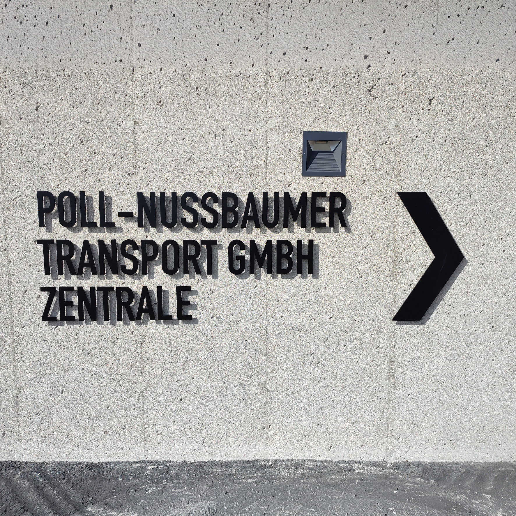 Lackierte Metallbuchstaben in schwarz für Fassadenbeschriftung