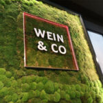 Metallbuchstaben als elegante Wandbeschriftung kombiniert mit einer Mooswandgestaltung