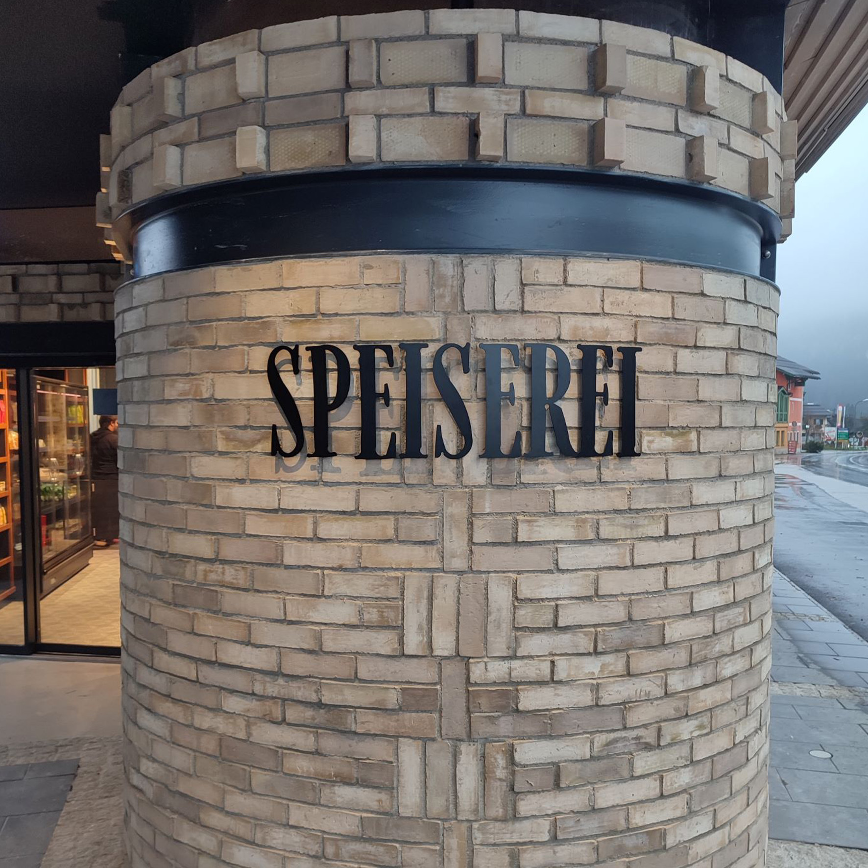 Metallbuchstaben mit Distanzhaltern an einer Säule montiert für 3D-Effekt