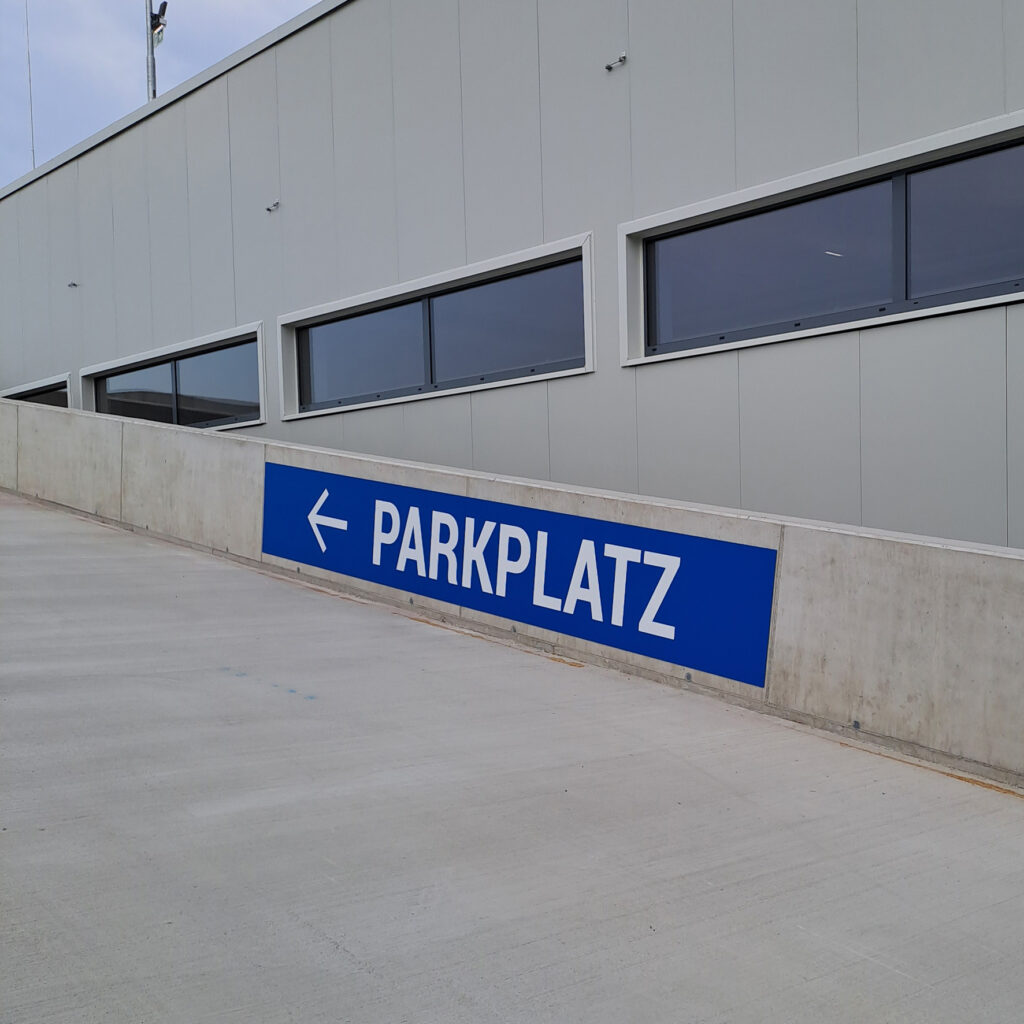 Parkplatzschild für Besucher mit klarer Beschriftung auf Aluverbund