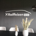 Acrylbuchstaben als eleganter Schriftzug im Unternehmen