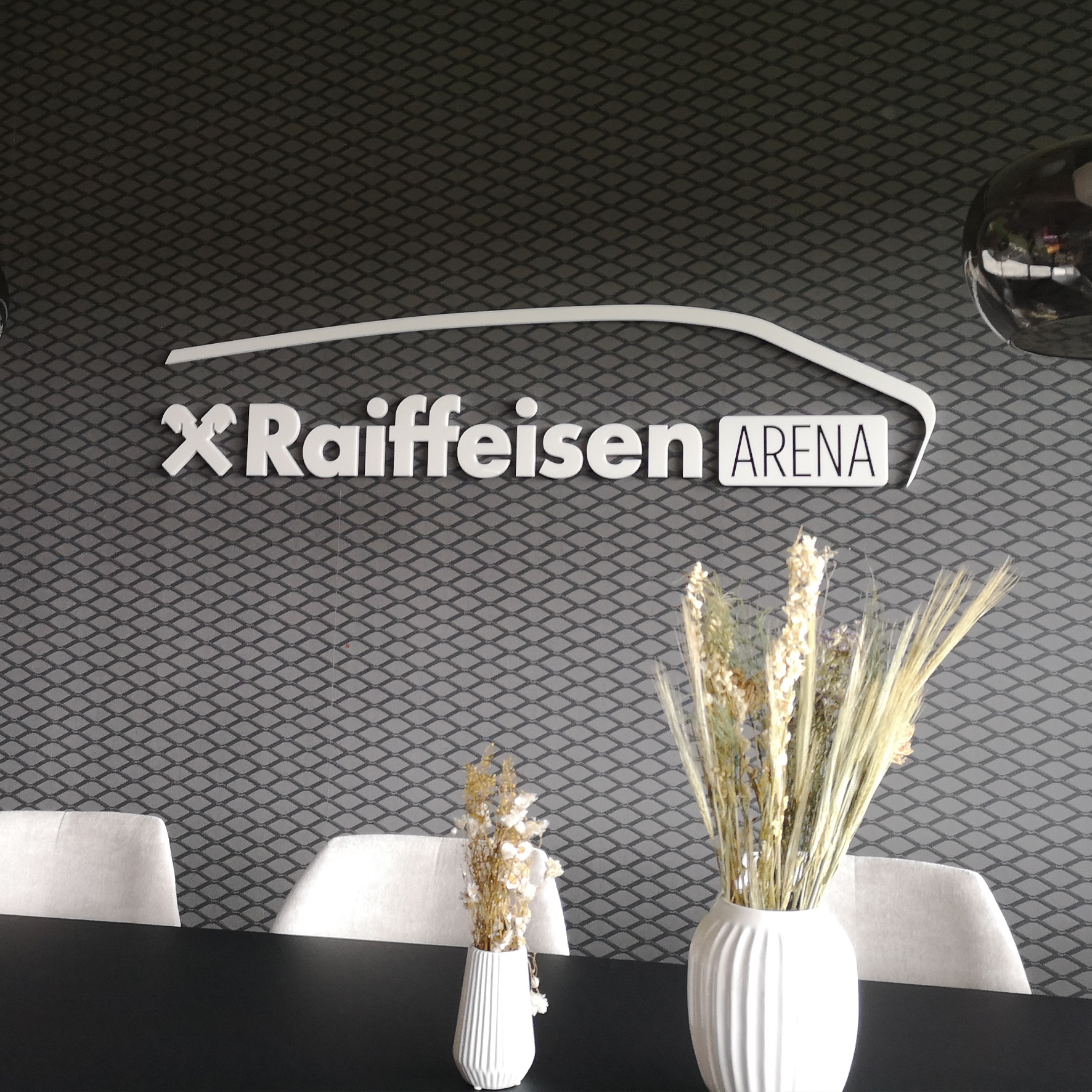 Acrylbuchstaben als eleganter Schriftzug im Unternehmen