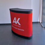 Gebogene pneumatische Theke mit Firmenlogo