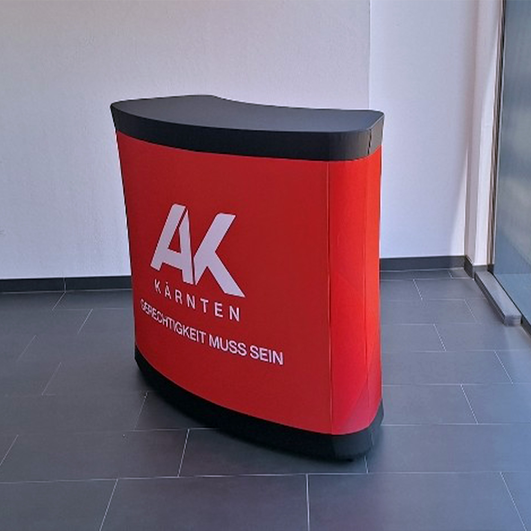 Gebogene pneumatische Theke mit Firmenlogo