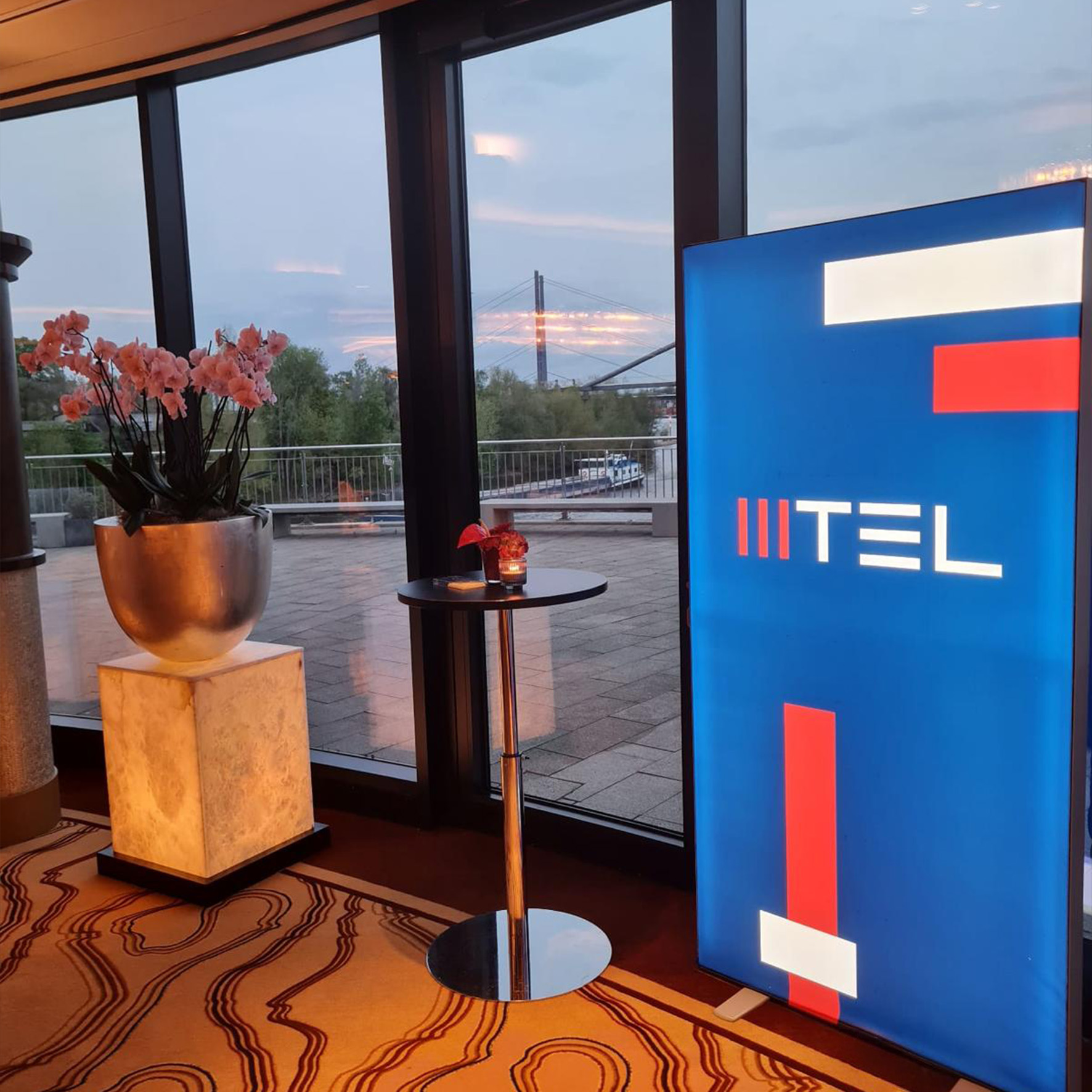 Mobiles LED-Display mit bedrucktem Textilmotiv und Aluminiumrahmen