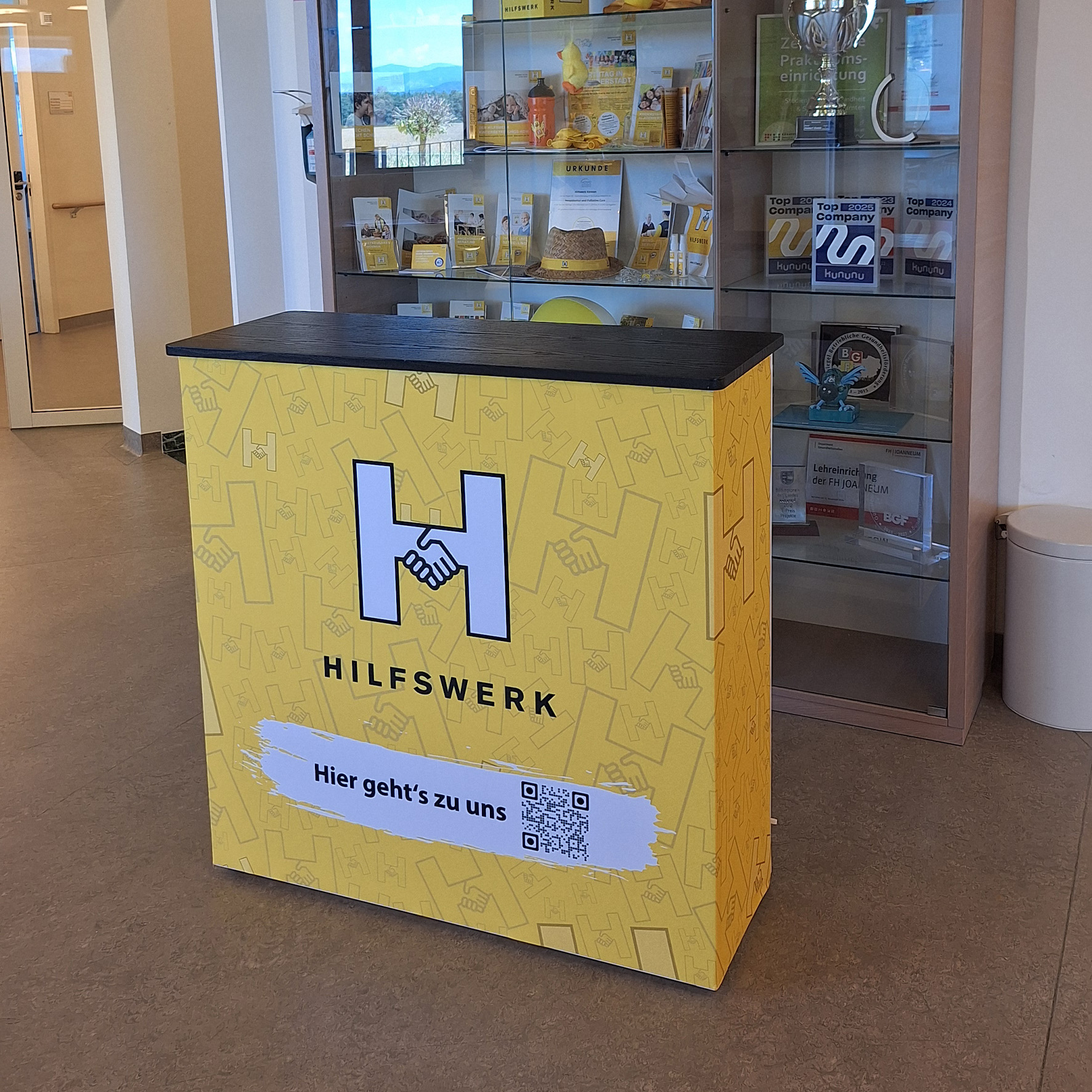 Pop-Up Theke mit bedruckter Textilbespannung auf Messe