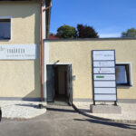 LED-Werbeturm mit Acrylfront und Firmenlogos