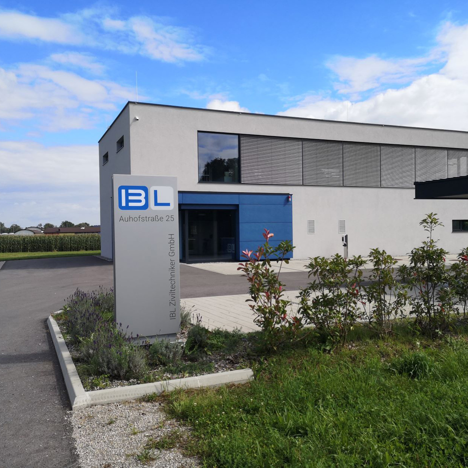 Außenwerbung: Aluminium-Kassettenpylon mit präzise ausgeschnittenen Logos