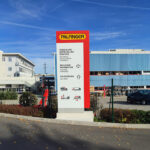 LED-Pylon mit ausgelaserten Acrylbereichen