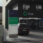 Moderner Werbepylon mit Aluminiumrahmen und Acrylglas-Front