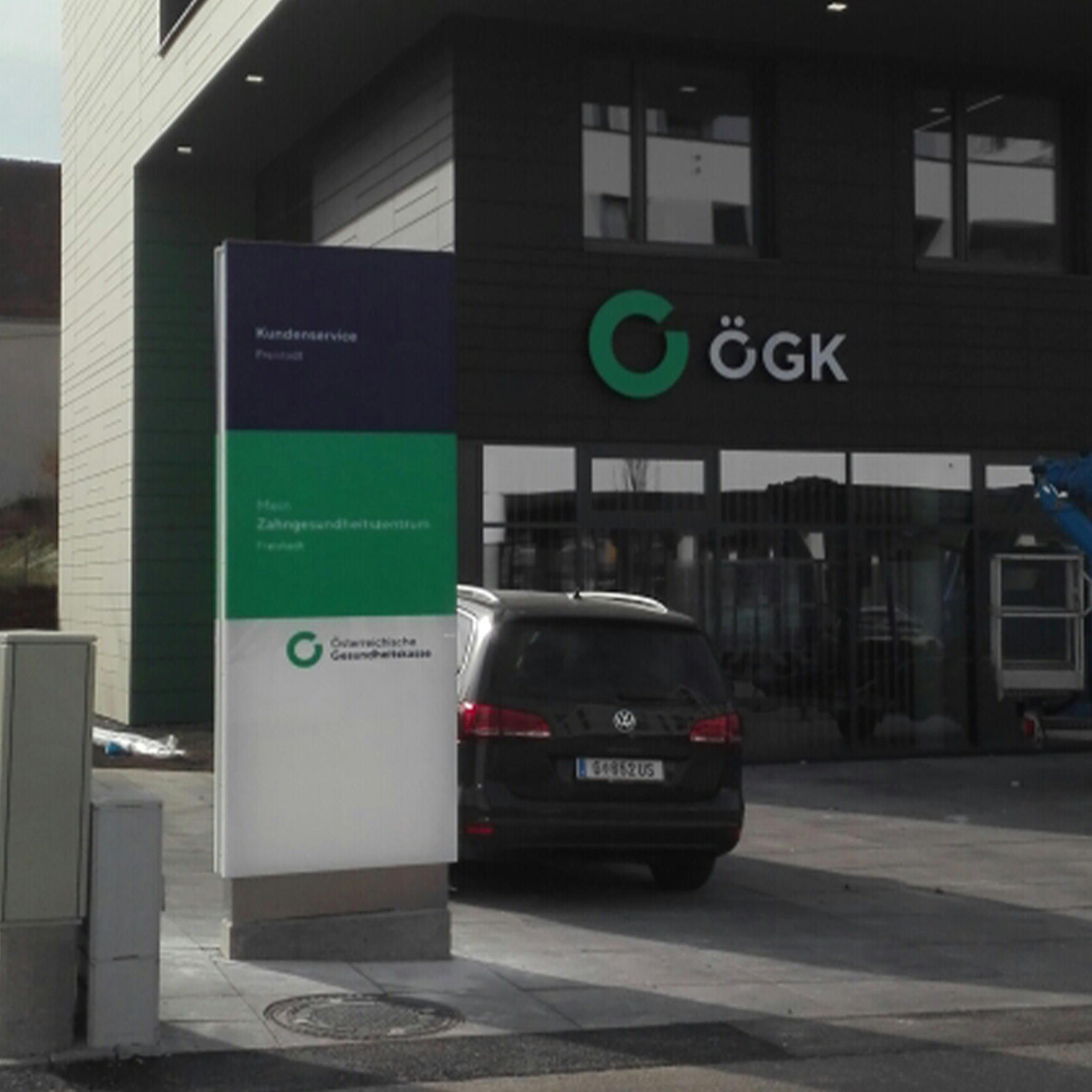 Moderner Werbepylon mit Aluminiumrahmen und Acrylglas-Front