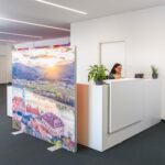 Freistehender Spannrahmen mit doppelseitiger Textilbespannung im Büro