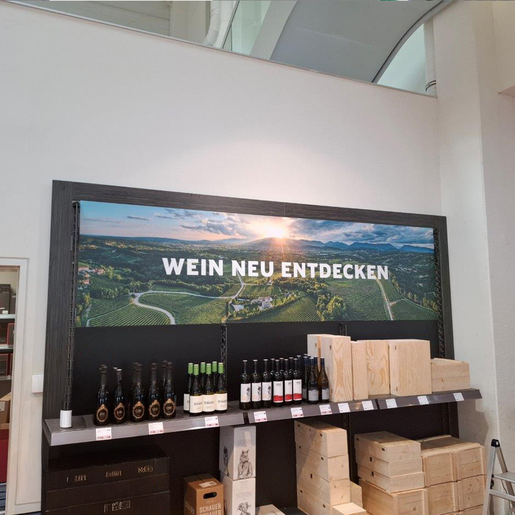 Bedruckte Regalfläche mit Klebefolie als Beschriftungselement