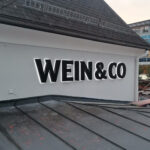 Rückleuchter bei Dämmerung – auffällige Außenwerbung für Geschäfte