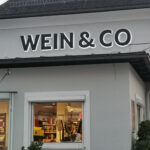 LED-Leuchtbuchstaben mit starkem Leuchteffekt an Gebäudewand – wetterfeste Fassadenbeschriftung