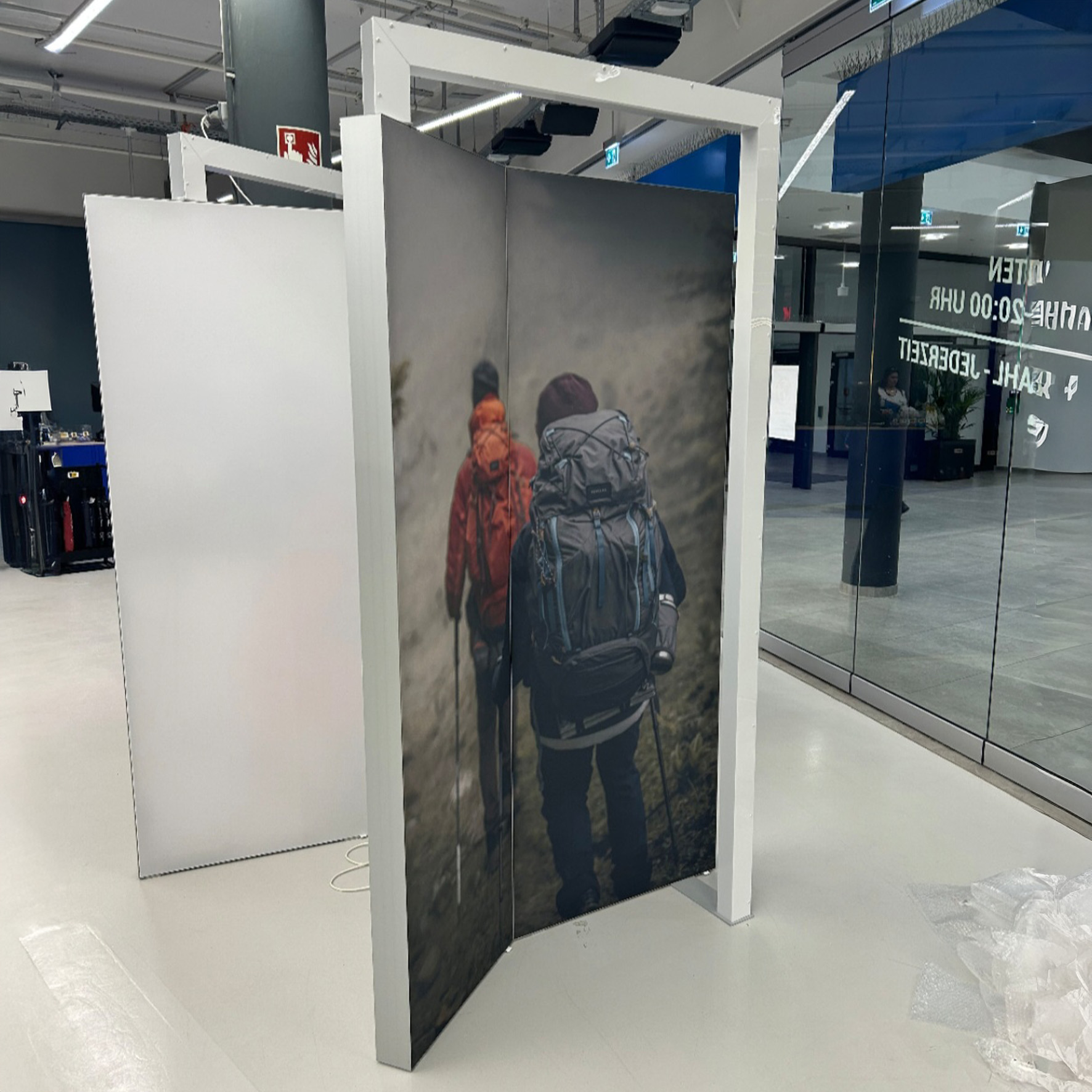 Hinterleuchteter Raumteiler mit Stoffmotiv und LED-Beleuchtung