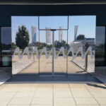 Büroeingang mit Sonnenschutzfolie gegen Blendung und starke Sonneneinstrahlung