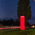 Werbepylon mit beleuchteter Werbefläche – hochwertige Außenwerbung