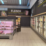 Textiler Wandrahmen mit wechselbarer Stoffbespannung in einem Laden