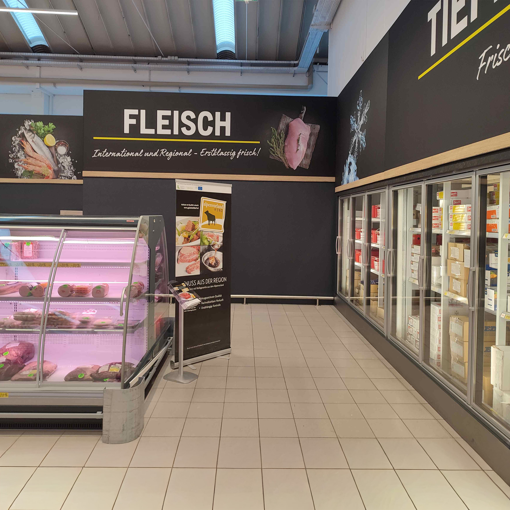 Textiler Wandrahmen mit wechselbarer Stoffbespannung in einem Laden