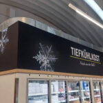 Rahmen mit textiler Bespannung an Wand mit hochwertigem Druckmotiv