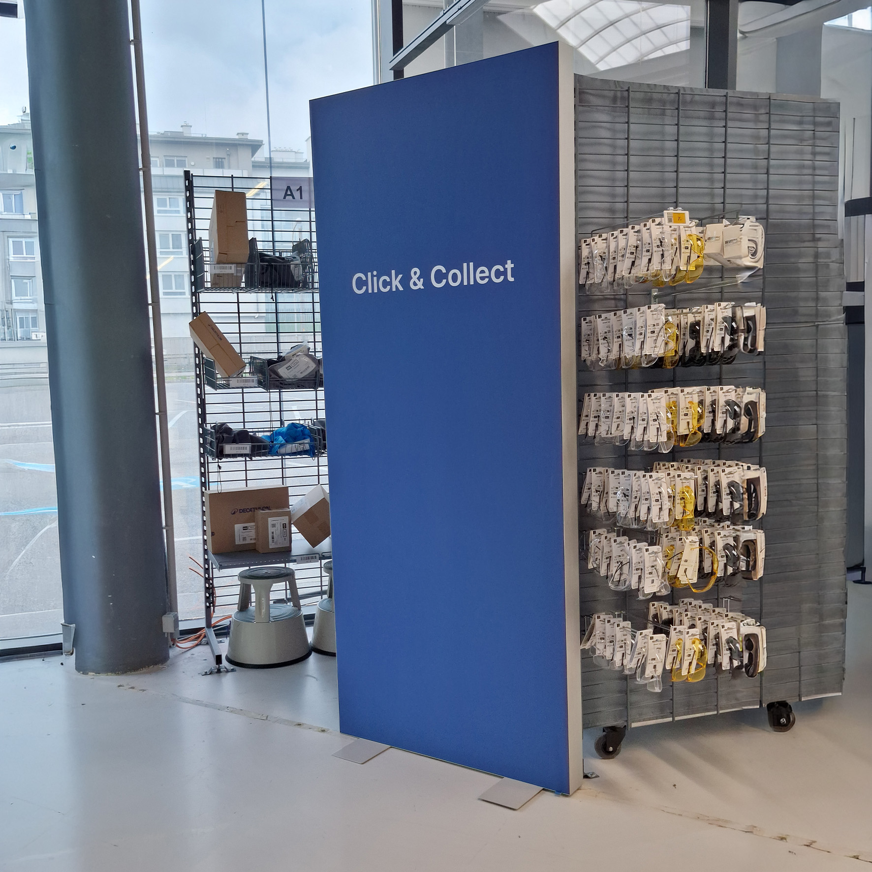 extiler Raumteiler mit beidseitigem Druck im Empfangsbereich