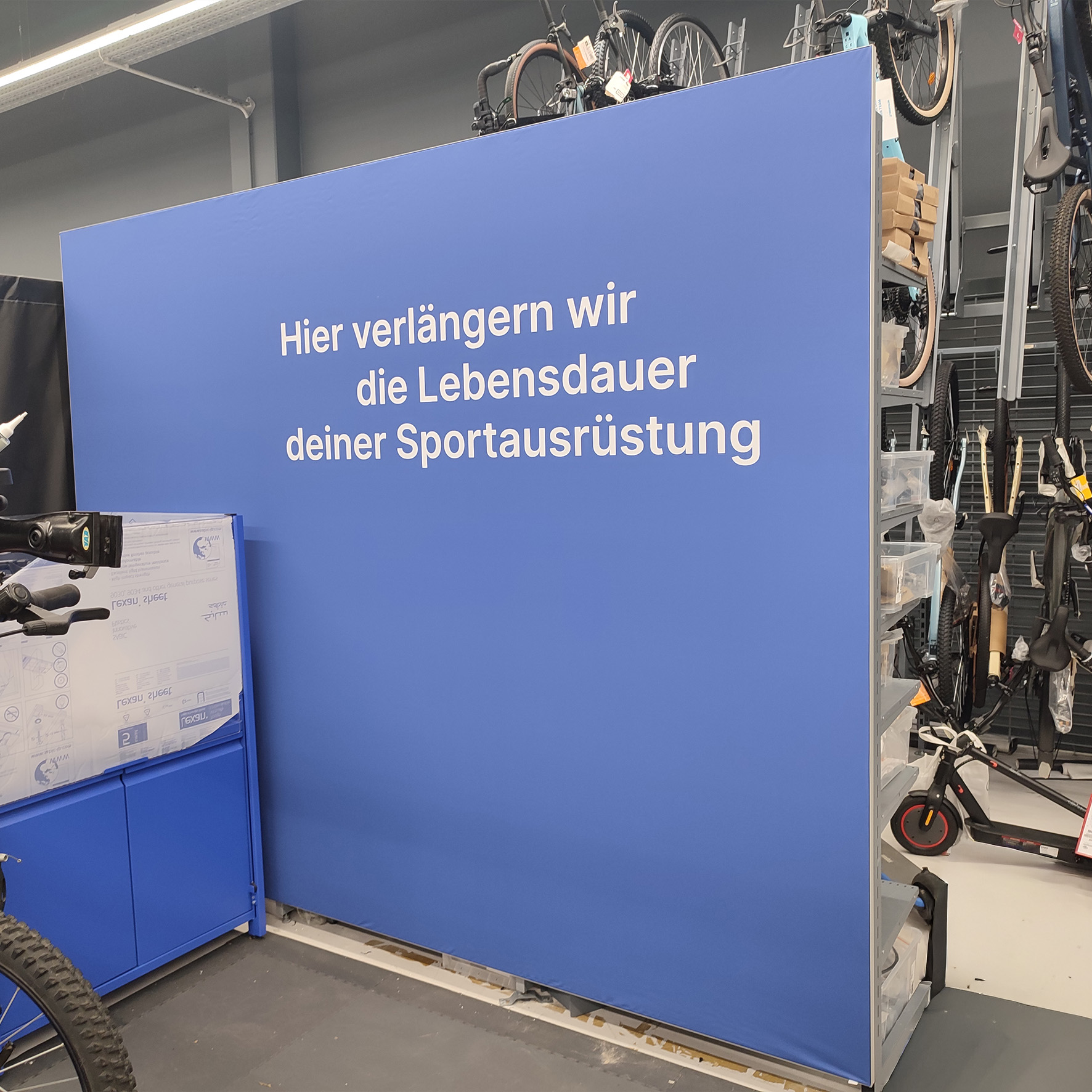 Rahmen mit textiler Bespannung an Regal, Motivdruck mit brillanten Farben