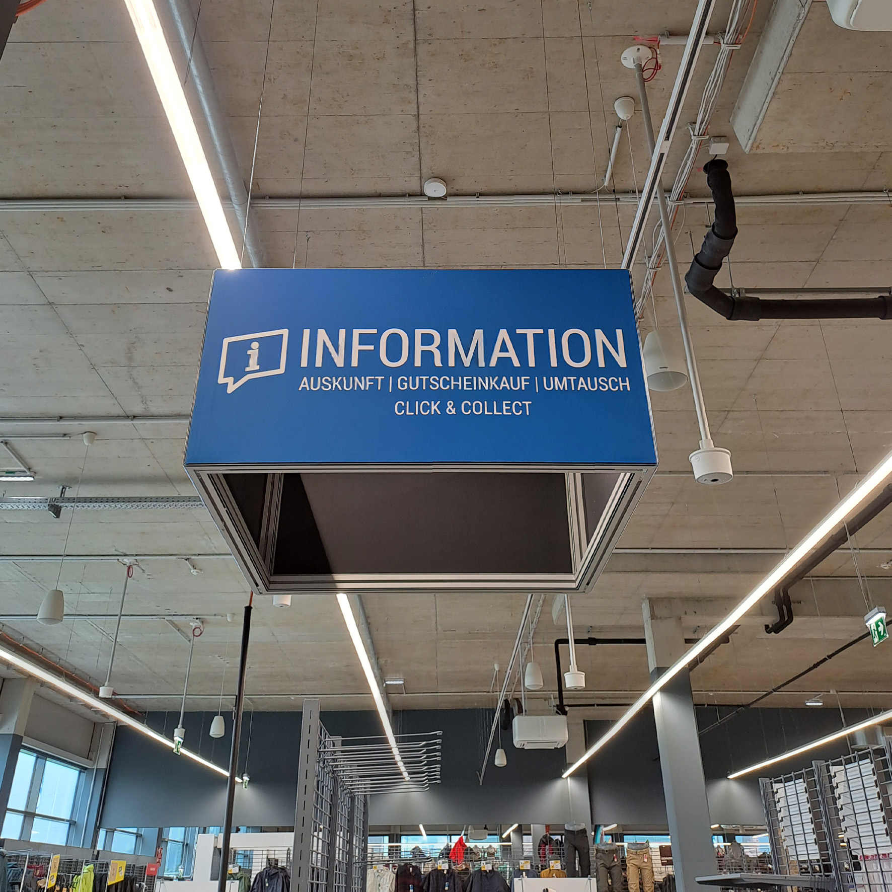 Deckenabhängung mit textiler Bespannung und hochwertigem Druckmotiv